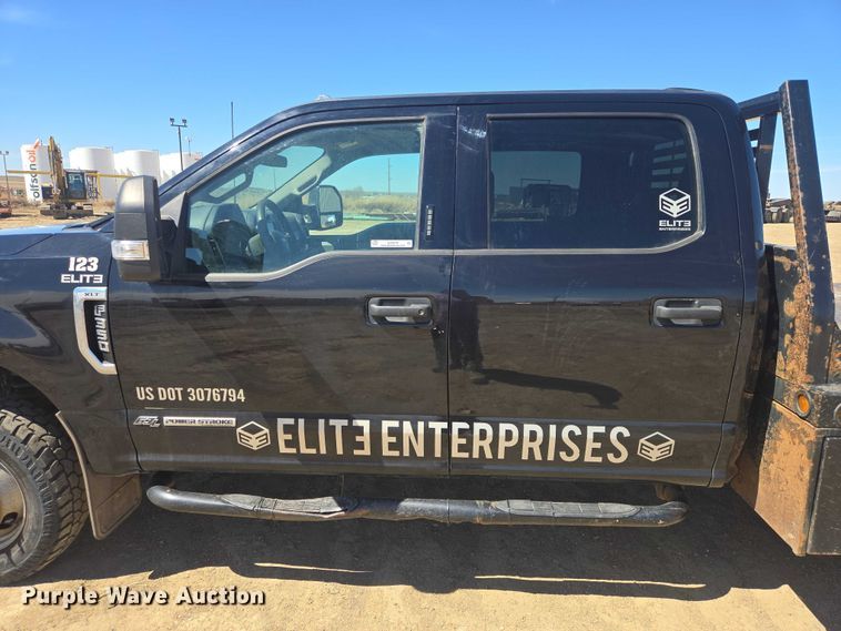 image for item EV5918 2022 Ford F350 Crew Cab flatbed pickup truck