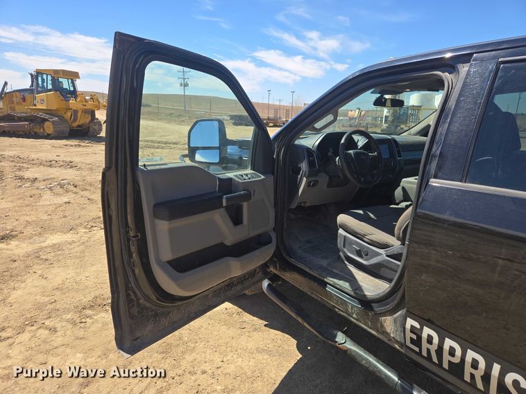 image for item EV5918 2022 Ford F350 Crew Cab flatbed pickup truck