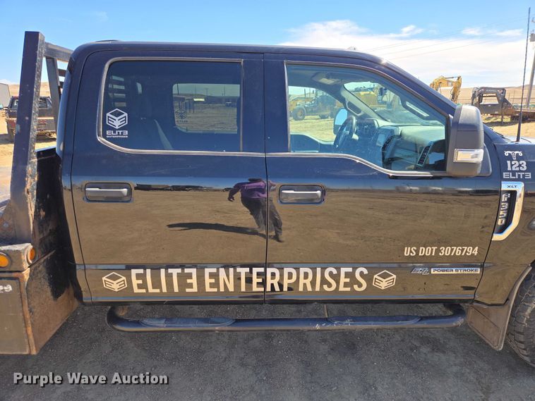 image for item EV5918 2022 Ford F350 Crew Cab flatbed pickup truck