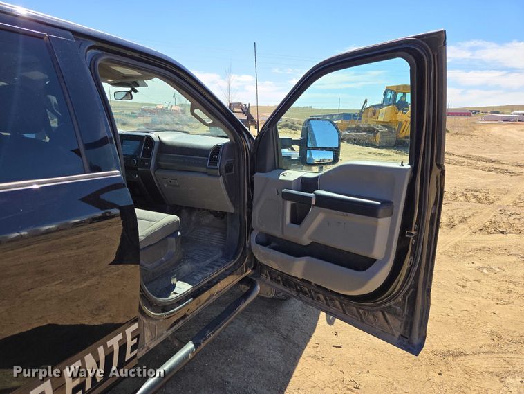 image for item EV5918 2022 Ford F350 Crew Cab flatbed pickup truck
