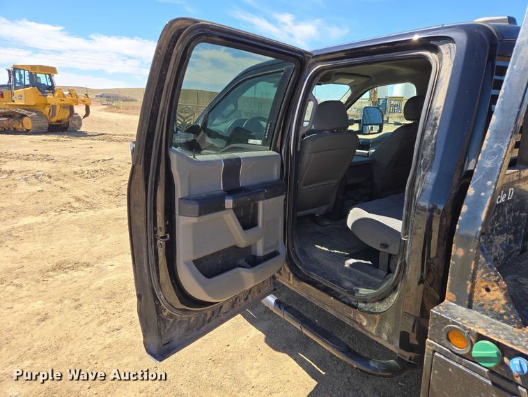 image for item EV5918 2022 Ford F350 Crew Cab flatbed pickup truck