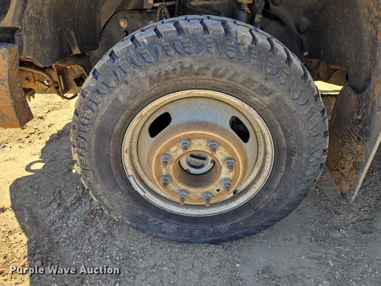 image for item EV5918 2022 Ford F350 Crew Cab flatbed pickup truck