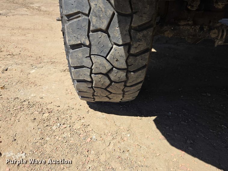 image for item EV5918 2022 Ford F350 Crew Cab flatbed pickup truck