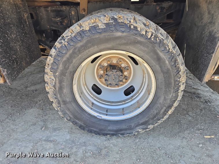 image for item EV5918 2022 Ford F350 Crew Cab flatbed pickup truck