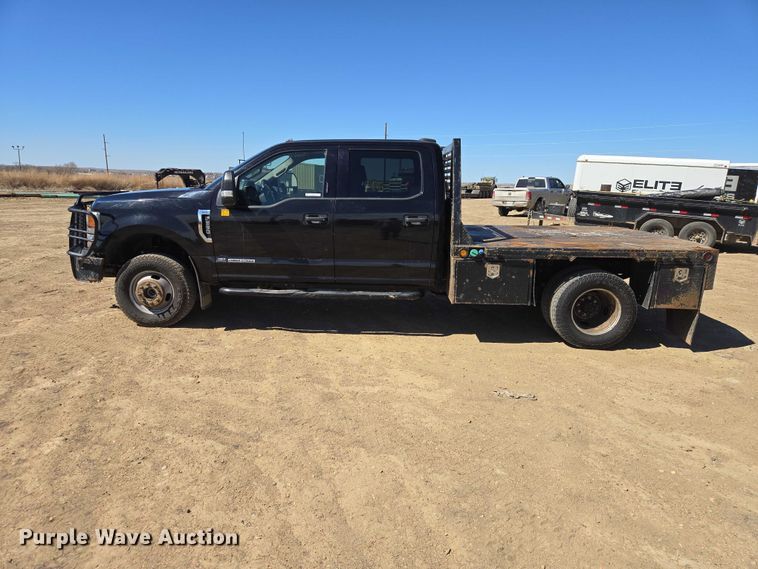 image for item EV5920 2022 Ford F350 Crew Cab flatbed pickup truck