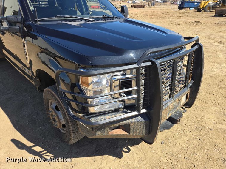 image for item EV5920 2022 Ford F350 Crew Cab flatbed pickup truck