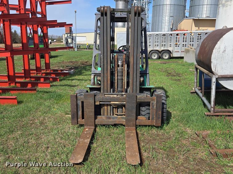 image for item EV5981 Mitsubishi FG30 forklift