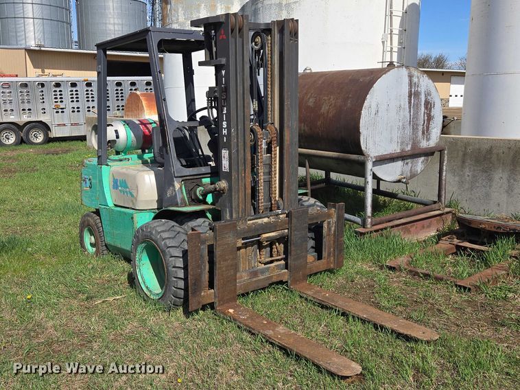 image for item EV5981 Mitsubishi FG30 forklift