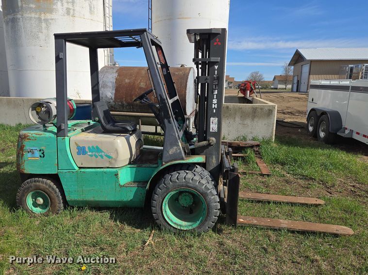 image for item EV5981 Mitsubishi FG30 forklift