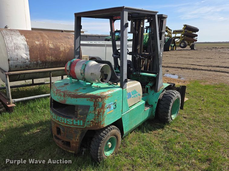 image for item EV5981 Mitsubishi FG30 forklift