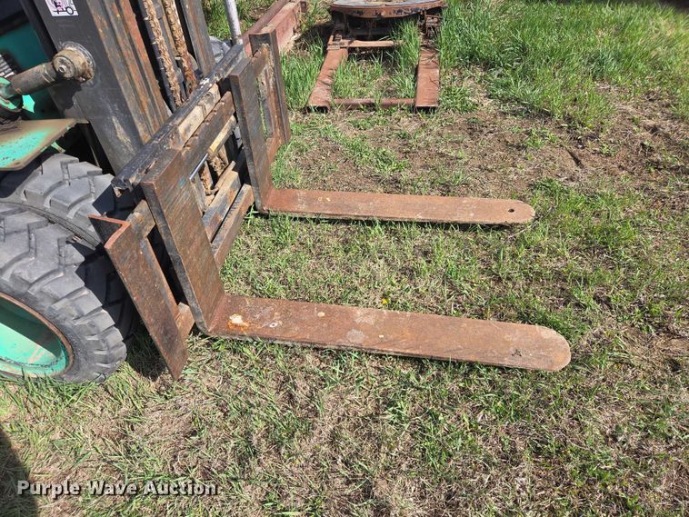 image for item EV5981 Mitsubishi FG30 forklift