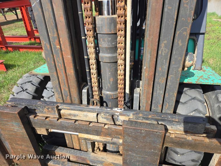 image for item EV5981 Mitsubishi FG30 forklift