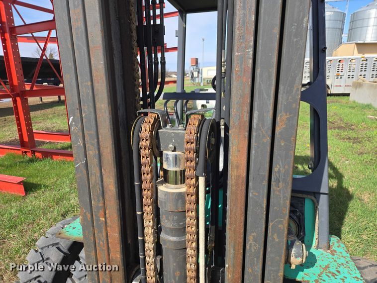 image for item EV5981 Mitsubishi FG30 forklift