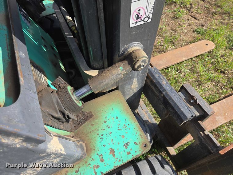 image for item EV5981 Mitsubishi FG30 forklift
