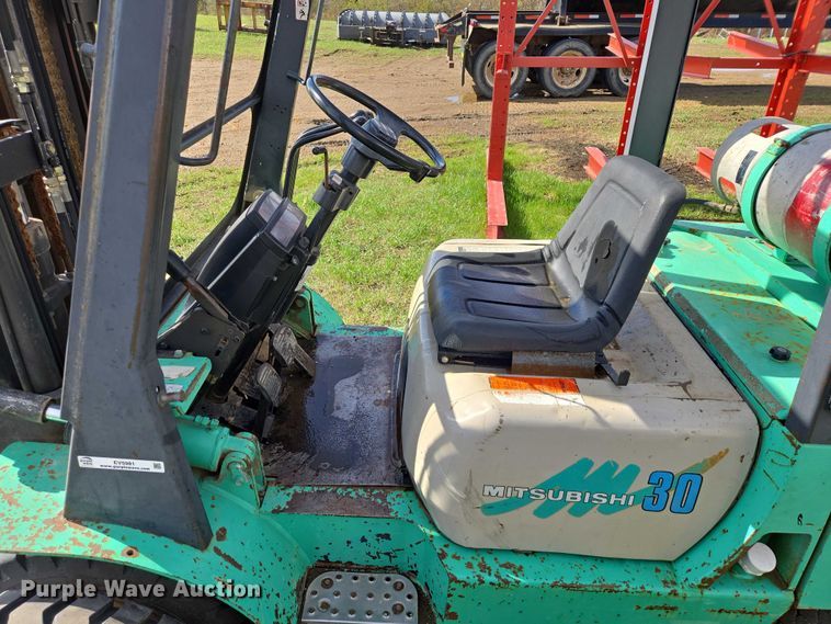 image for item EV5981 Mitsubishi FG30 forklift