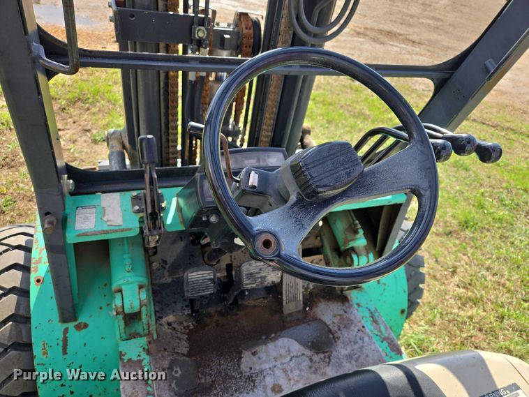 image for item EV5981 Mitsubishi FG30 forklift