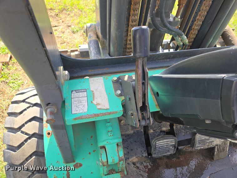 image for item EV5981 Mitsubishi FG30 forklift