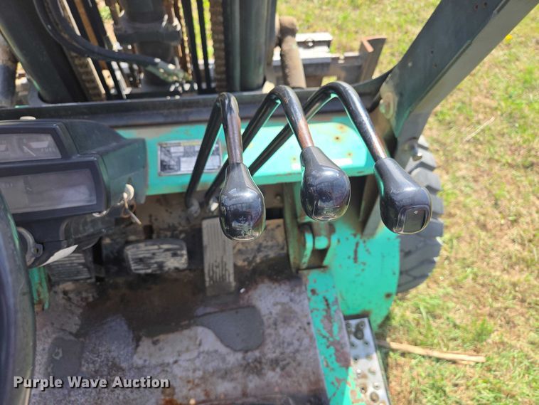 image for item EV5981 Mitsubishi FG30 forklift