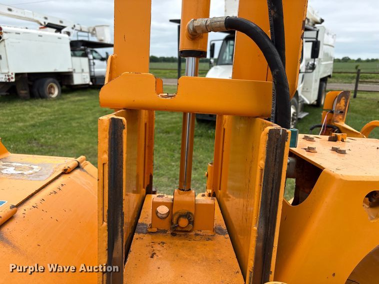 image for item EW1545 2015 Bandit Industries 990 wood chipper