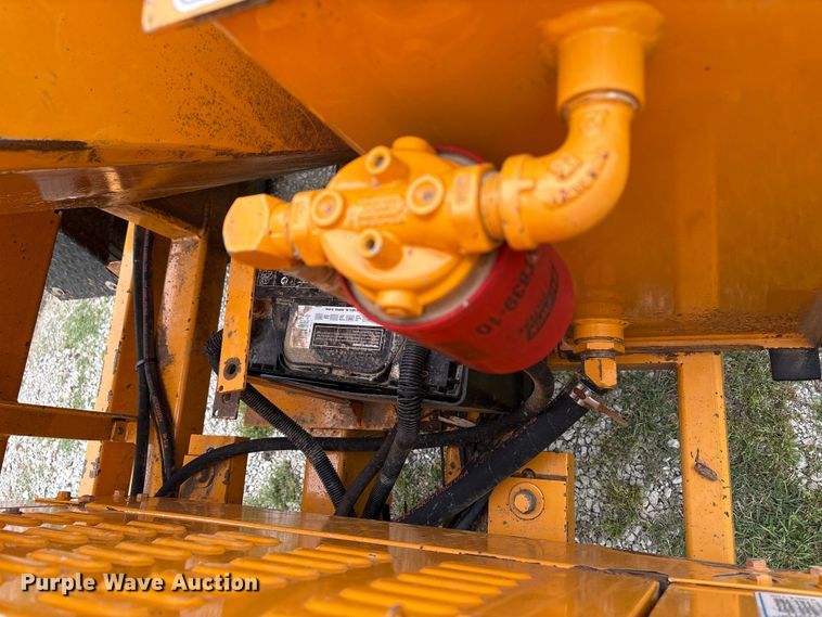 image for item EW1546 2014 Bandit Industries 990 wood chipper