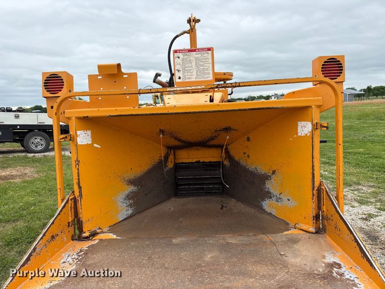 image for item EW1546 2014 Bandit Industries 990 wood chipper