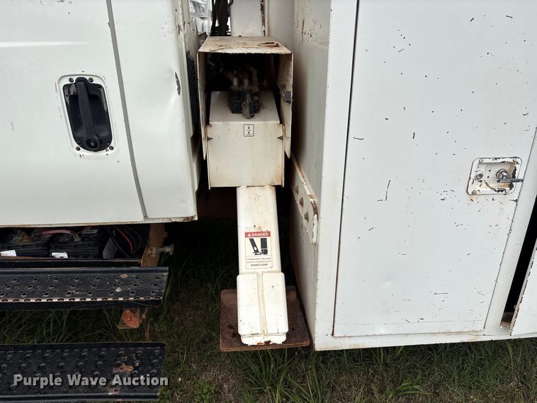 image for item EW1550 2009 International 4300 forestry bucket truck