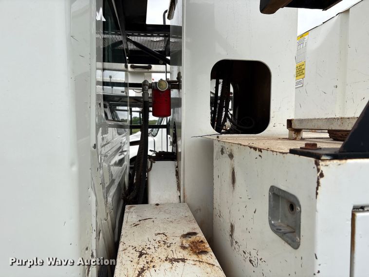 image for item EW1550 2009 International 4300 forestry bucket truck