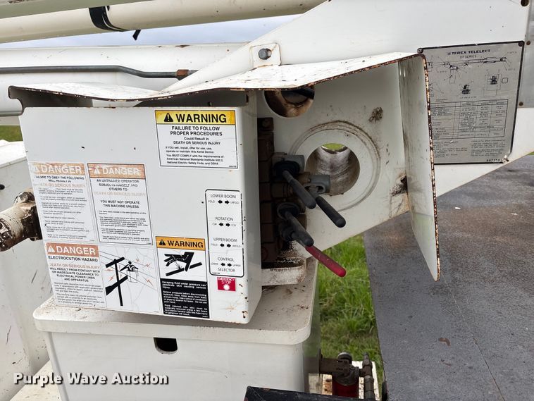 image for item EW1550 2009 International 4300 forestry bucket truck