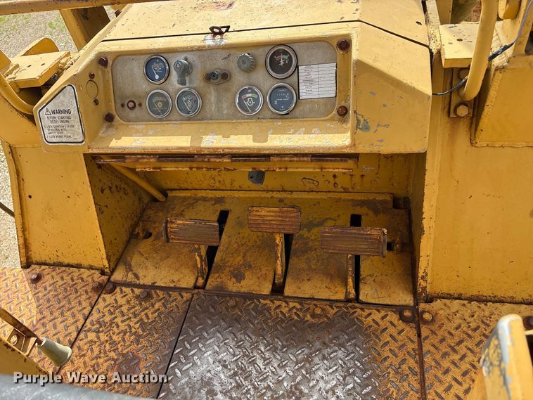 image for item EW1555 1971 Caterpillar 977K dozer