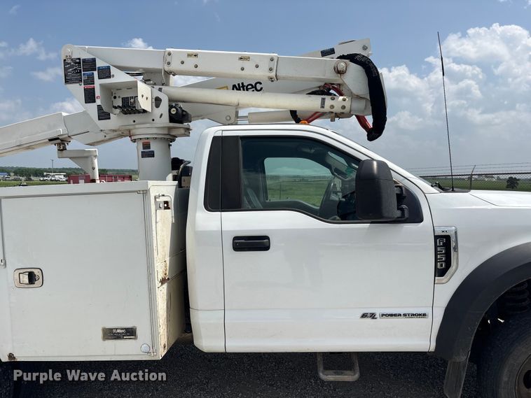 image for item EW1561 2019 Ford F550 Super Duty bucket truck