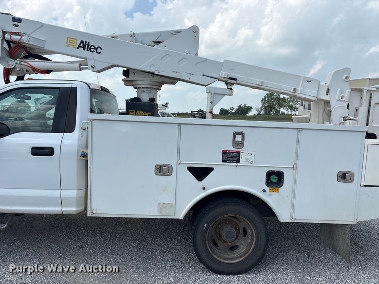 image for item EW1561 2019 Ford F550 Super Duty bucket truck