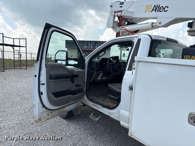 image for item EW1561 2019 Ford F550 Super Duty bucket truck