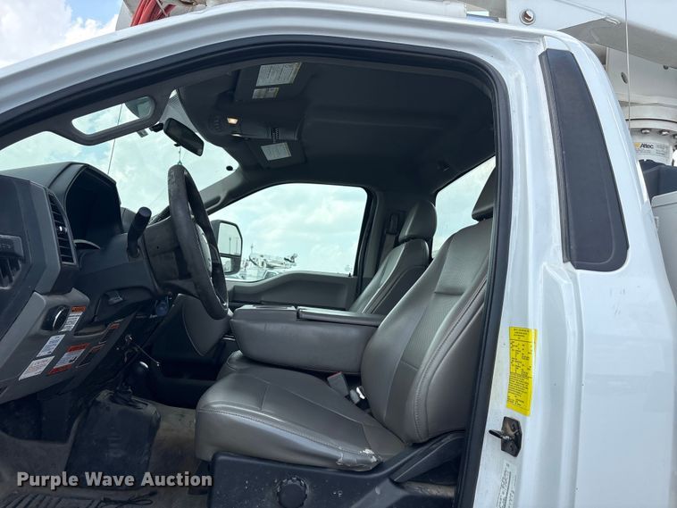 image for item EW1561 2019 Ford F550 Super Duty bucket truck
