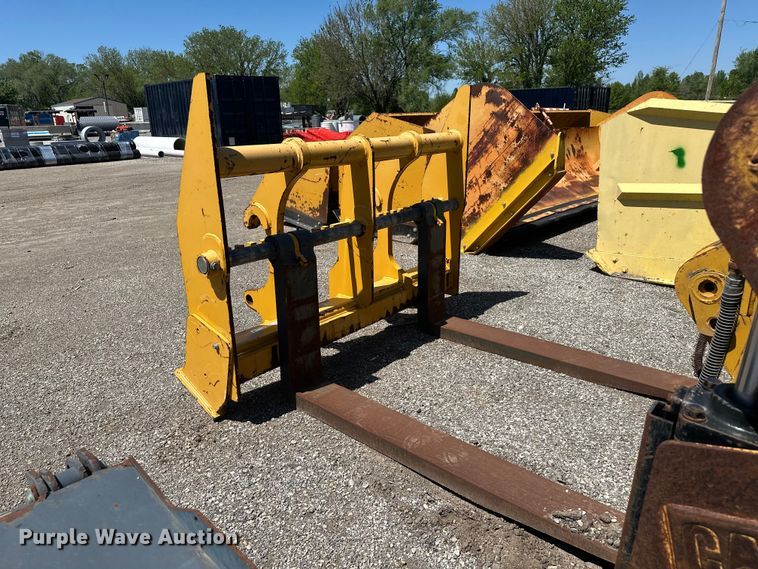 image for item EW1995 John Deere 444-624 wheel loader forks