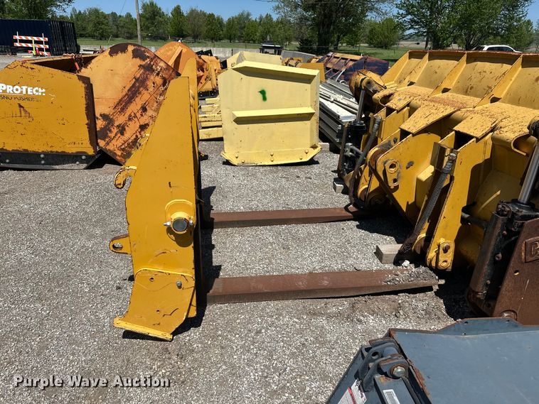 image for item EW1995 John Deere 444-624 wheel loader forks