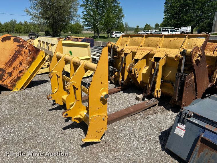 image for item EW1995 John Deere 444-624 wheel loader forks