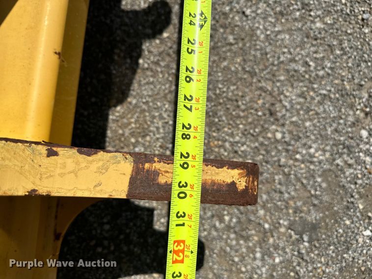 image for item EW1995 John Deere 444-624 wheel loader forks