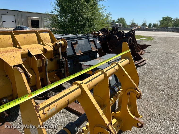 image for item EW1995 John Deere 444-624 wheel loader forks