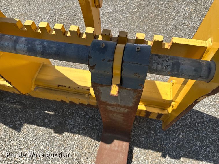 image for item EW1995 John Deere 444-624 wheel loader forks