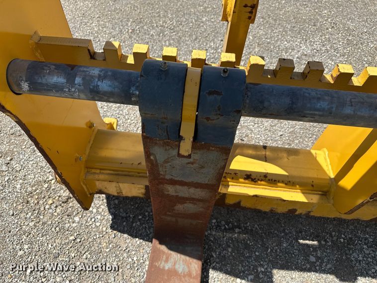 image for item EW1995 John Deere 444-624 wheel loader forks