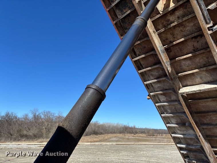 image for item FB3072 2005 Sterling L7500 dump truck