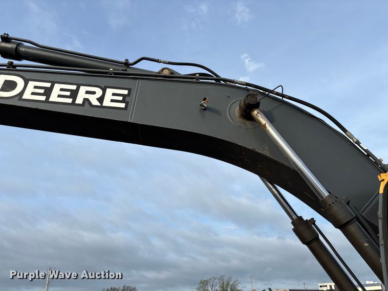 image for item FB3422 2012 John Deere 200D LC excavator