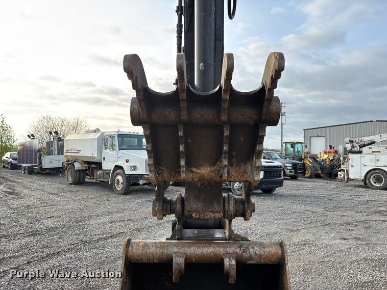 image for item FB3422 2012 John Deere 200D LC excavator