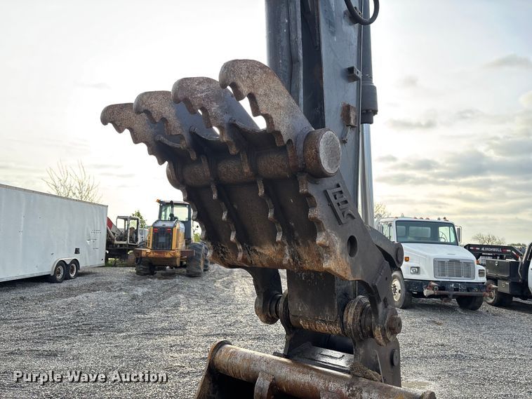 image for item FB3422 2012 John Deere 200D LC excavator