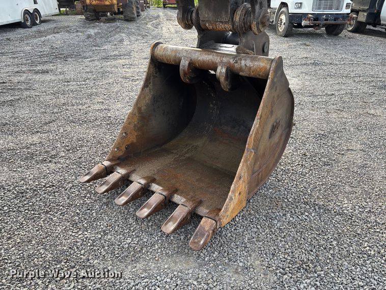 image for item FB3422 2012 John Deere 200D LC excavator
