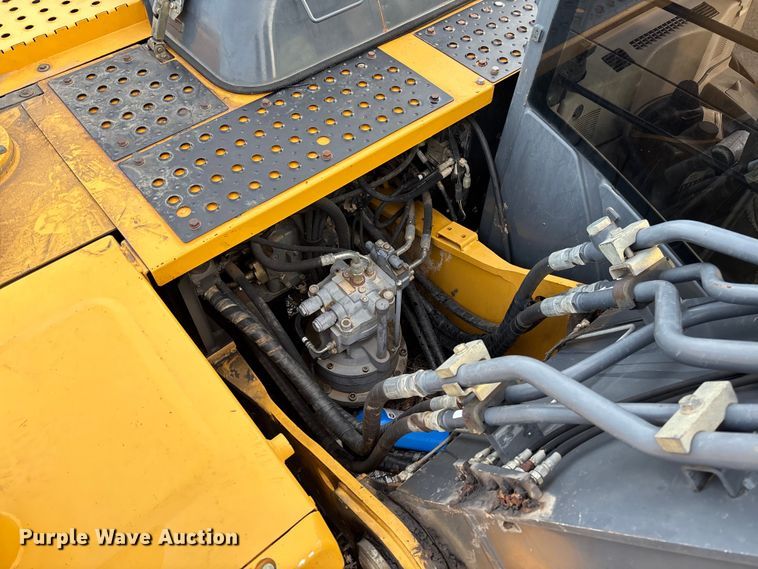 image for item FB3422 2012 John Deere 200D LC excavator