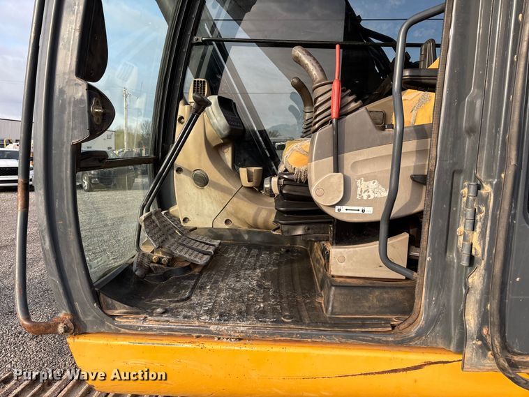image for item FB3422 2012 John Deere 200D LC excavator