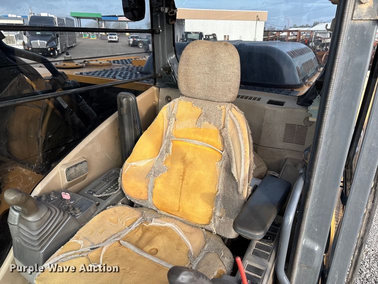 image for item FB3422 2012 John Deere 200D LC excavator