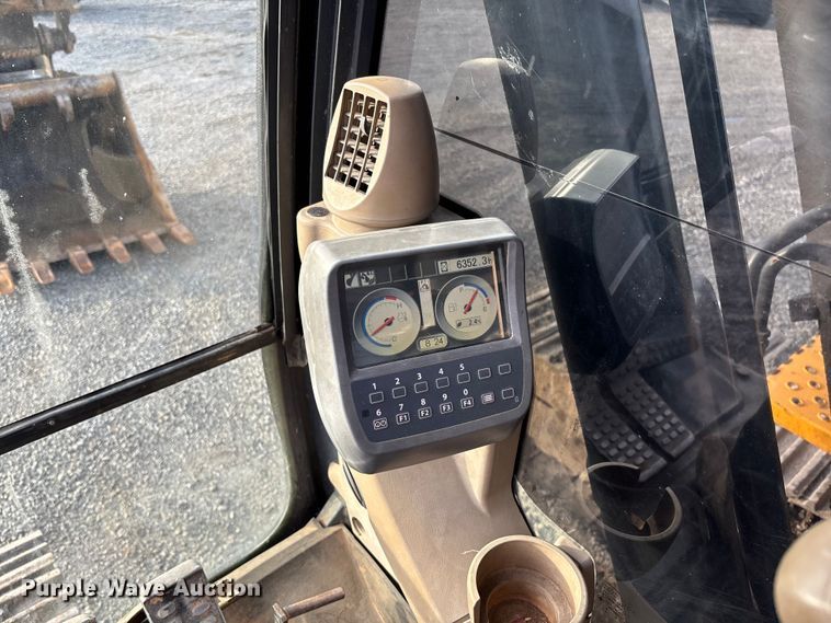 image for item FB3422 2012 John Deere 200D LC excavator