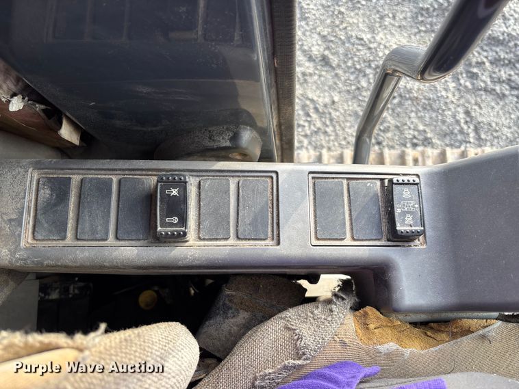 image for item FB3422 2012 John Deere 200D LC excavator